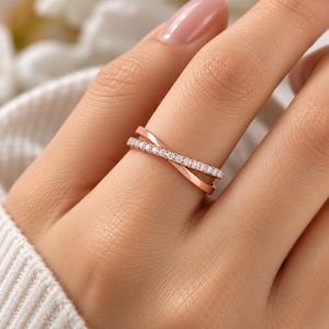 Bague minimaliste en or jaune 14 carats avec pavé croisé, diamant rond de laboratoire certifié IGI, empilable, cadeau, bijoux personnalisés OEM - Product Image 3