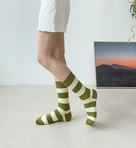 Chaussettes rayées pour femmes, vert et blanc, en coton respirant, pour un usage quotidien, saison printemps, style tricoté classique - Product Image 1