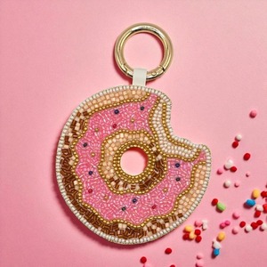 Llaveros y accesorios para bolsos de bordado con cuentas y abalorios, dijes de bordado hechos a mano con diseños festivos - Product Image 1