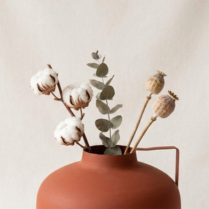 Vase à fleurs en terre cuite artisanal, doté d'un corps rond et d'une poignée latérale au design moderne, pour une décoration intérieure élégante. - Product Image 4