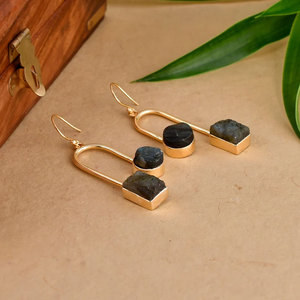 HARI OM CREATION Boucles d'oreilles pendantes en laiton et labradorite - Pierre naturelle rectangulaire, bijoux vintage mignons, certifiés IGI, cadeau bouddhiste - Product Image 3