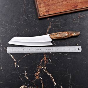 Cuchillo de Chef de Acero Inoxidable Estilo Japonés Forjado a Mano con Mango de Madera Pakka y Funda de Cuero, Espiga Completa, OEM Personalizado - Product Image 3