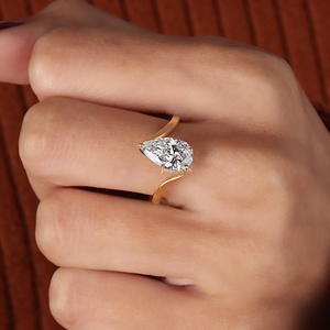 Bague de fiançailles en or 14 carats avec diamant de laboratoire taille poire de 2,50 carats, certifiée IGI - Product Image 5
