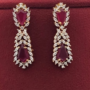 Elegante Conjunto de Collar y Pendientes de Aleación Chapada en Oro con Piedras de Zirconia de Color Rubí y Diamantes Americanos, Ideal para Fiestas de Mujer - Product Image 4