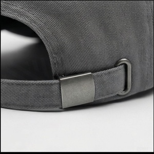 Gorra de Béisbol Gris de 6 Paneles con Logotipo Bordado en el Panel Frontal, Ajustable, Unisex, Informal, de Sarga - Product Image 6