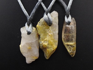 Pendentif en quartz rutile doré naturel brut - Perforé à l'avant - Trou de 3 mm - Poli et lisse - Taille 40-50 mm - Fournitures pour grossistes - Cadeau - Product Image 2