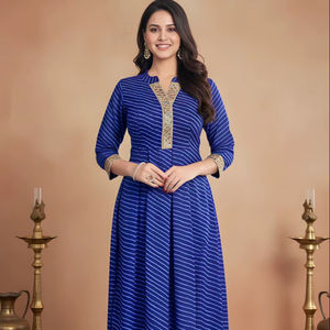 Ensemble Kurta et pantalon en Georgette imprimé Leheriya bleu, col en V, longueur mollet, ourlet rond, tenue ethnique pour femme, tailles S M L XXL - Product Image 1