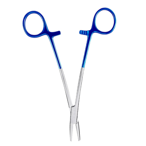 Pinzas Hemostáticas de Carburo de Tungsteno de 5.5 Pulgadas con Insertos Cruzados Serrados, Portaagujas de Acero Inoxidable y Pinzas de Sujeción - Product Image 2