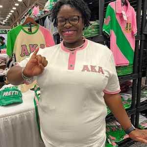 Camiseta Henley Blanca AKA para Mujer, con Letras Griegas Bordadas, Cierre de Botones, Top Casual Premium, Tela de Alta Calidad, Ajuste Cómodo - Product Image 3