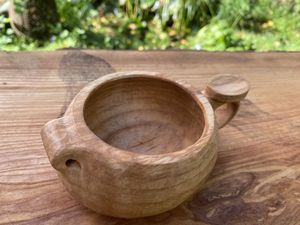 Mug à café et à thé en bois d'olivier nordique artisanal avec poignée, vaisselle écologique réutilisable pour la maison et le camping - Product Image 2