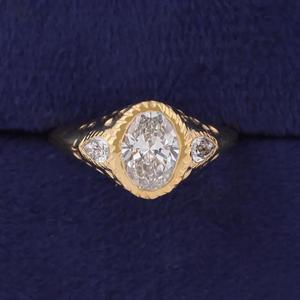Anillo de compromiso vintage único de oro amarillo macizo con diamante de corte ovalado, engaste de bisel, banda texturizada con detalles en forma de pera y detalles laterales. - Product Image 1