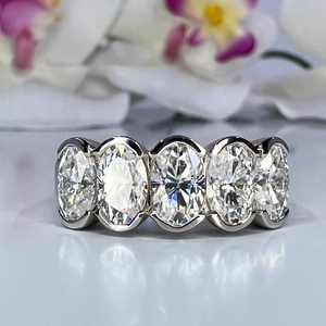 Bague de fiançailles tendance en argent sterling 925 avec cinq pierres, demi-alliance de mariage en moissanite VVS taille ovale 1,25 carats et alliance assortie - Product Image 2
