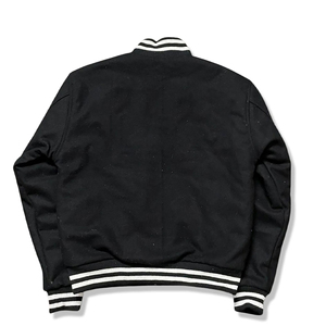 Chaqueta Universitaria Negra Unisex con Parches de K y Rayo, Chaqueta Letterman de Estilo Urbano Personalizada, Chaqueta Bomber de Mezcla de Lana de Alta Calidad - Product Image 2