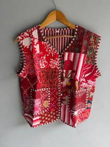 Chaleco acolchado de algodón rojo con patchwork, cuello en V, sin mangas, bordado a mano, estilo otoñal, regalo para ella. - Product Image 1