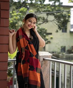 Sari de Seda Negra con Borde Rojo Anaranjado, Prenda Tradicional India para Mujer, Estilo Casual, para Todas las Temporadas, Largo hasta el Suelo - Product Image 3