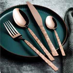 Cuillère à salade au design exceptionnel, plaquée or, en acier inoxydable écologique, polie, de designer, compatible lave-vaisselle - Product Image 5