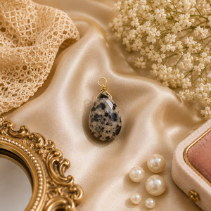 Colgante de Jaspe Dálmata – Amuleto de Piedra Preciosa Hecho a Mano con Alambre Dorado - Product Image 1