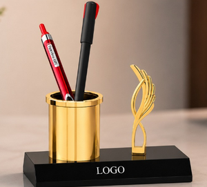 Trophée de bureau portable élégant plaqué or avec gravure personnalisée en métal moulé pour les événements sportifs et les cadeaux de mariage - Product Image 1