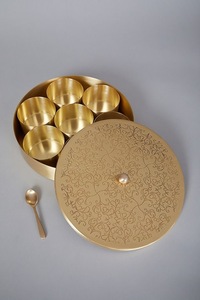 Caja de Especias de Latón con 7 Recipientes Desmontables, Contenedor Redondo Grabado para Almacenamiento en la Cocina - Product Image 3