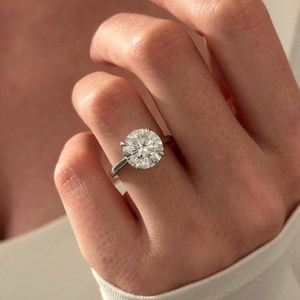 Bague de fiançailles en or blanc avec diamant rond brillant de 4 carats E VVS2, bague solitaire en platine haute qualité, certifiée IGI - Product Image 1