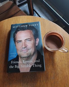 Amigos y amantes de Matthew Perry, libro en inglés de bolsillo, éxito de ventas - Product Image 3