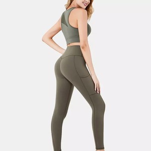 Conjunto de Yoga para Mujer de Diseño Único Fabricado en Pakistán, para Uso en Exteriores, Hecho de Poliéster - Product Image 1