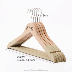 ที่แขวนเสื้อผ้ากันลื่นสีอ่อนทำจากไม้กำมะหยี่กันลื่นขนาด44.5ซม. สำหรับร้านขายเสื้อผ้า - Product Image 3