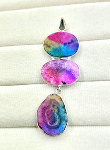 Pendentif artisanal à trois pierres en quartz solaire teinté naturellement, serti de laiton, style bohème géométrique, bijoux en pierres précieuses en gros - Product Image 2