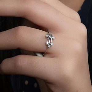 Anillo de Plata de Ley 925 con Diamantes y Flores Hecho a Mano - Joyería Elegante para Uso Diario para Mujeres y Niñas, Ideal para Bodas y Fiestas - Product Image 1