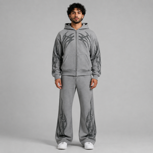 Ensemble de survêtement gris pour homme avec veste à capuche zippée et pantalon large à imprimé abstrait foncé pour le streetwear - Product Image 1