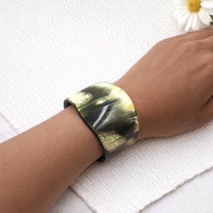 Bracelet jonc artisanal en corne de buffle style vintage, bijou naturel pour femme, idéal pour les boutiques et propriétaires de magasins - Product Image 1