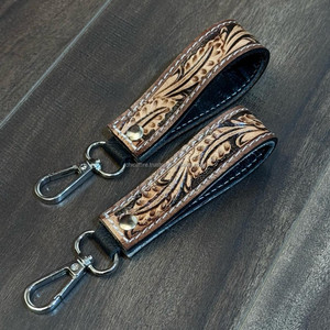 Nuevo diseño de alta calidad de cuero mecanizado a mano de cuero de vaca genuino personalizado Mini Key Clip llavero de muñeca accesorios de mujer - Product Image 5