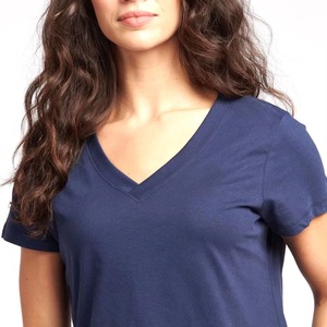 Camisetas de cuello en V para mujer, 100% algodón, estilo veraniego, camisetas con logo personalizado, ropa de calle, moda, camisetas oversize a bajo precio. - Product Image 5