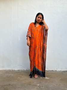 Caftán Tie Dye Naranja y Negro, Vestido Cómodo para Playa, Resort o Salón - Product Image 2