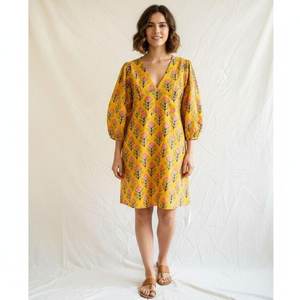 Tunique en coton à imprimé floral, fleurs jaunes et roses, fabriquée à la main en Inde - Product Image 1