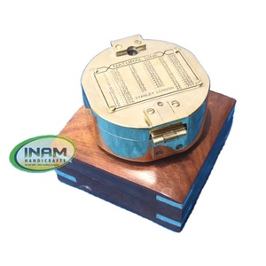 Boussole décorative en laiton avec boîte en bois, boussole nautique en laiton faite à la main avec boîte en bois - Product Image 1