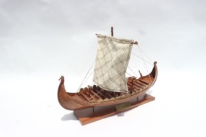 DRAKKAR VIKING Modèle de voilier sculpté à la main en bois, objet de collection antique, thème océan, décoration de table - Product Image 1