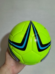 Balón de Fútbol de Alta Visibilidad con Diseño Moderno para Partidos Competitivos al Aire Libre - Product Image 6