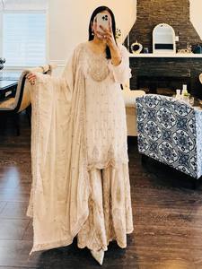 Ensemble Sharara Premium pour Femme en Georgette de Renard Traditionnelle avec Broderie de Paillettes, Extensible, Séchage Rapide, Réversible, de Créateur - Product Image 1