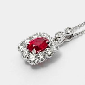 Collier en or blanc 14 carats avec rubis ovale de 2,50 carats et diamants de laboratoire en grappe, pendentif de luxe élégant en pierre précieuse colorée taille radiant, fin. - Product Image 2