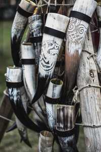 Tasse à boire en corne de buffle naturelle avec motif de loup gravé, tasse viking médiévale faite à la main, vaisselle rustique, cadeau - Product Image 4