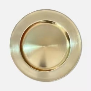 Assiette de service ronde en laiton, couleur unie, métal poli, design minimaliste pour la décoration de table. - Product Image 3
