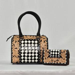 Bolsa de Viaje de Cuero Floral de Lujo Hecha a Mano con Diseño Duradero y Cierre de Cremallera a Cuadros - Product Image 5