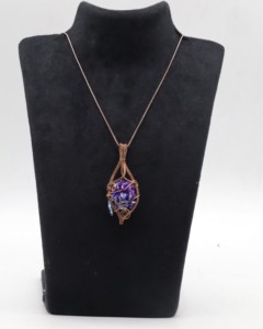 Collier en agate naturelle avec pendentif enroulé de fil de cuivre |   Collier artisanal bohème en pierres précieuses - Product Image 4