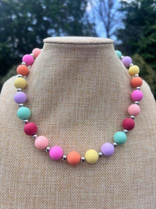 Collier tendance en résine pour femmes et jeunes filles, idéal pour mariage, cadeau pour femme, chaîne de fête par Perfect Enterprises - Product Image 3