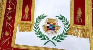 Delantal de Alto Sacerdote Masónico del Arco Real, completamente nuevo, con solapa (bib) y borde de cinta de poliéster roja. - Product Image 4