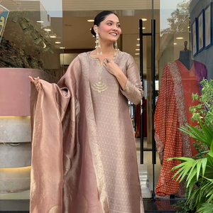 Ensemble de costume pour femme, haut et pantalon en pur Banarasi avec tissage Jacquard Zari fait main et travail manuel complet, accompagné d'un dupatta. - Product Image 1