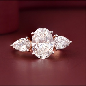Bague de fiançailles ovale à trois pierres de 2,36 carats en diamant de laboratoire, or rose 14 carats avec or jaune et blanc massif 18 carats - Product Image 1