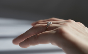 Classic Art Deco 925 Anillo de compromiso de dos tonos de plata Diamante incoloro y anillo de promesa de racimo de moissanita para regalo de aniversario - Product Image 3