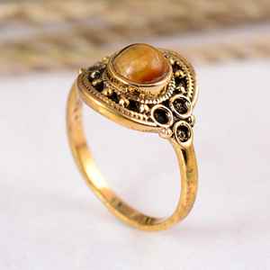 Bague ajustable en laiton œil de tigre style bohème chic avec sertissage clos, finition or antique, bijou ethnique tribal rond en pierre précieuse, cadeau - Product Image 4
